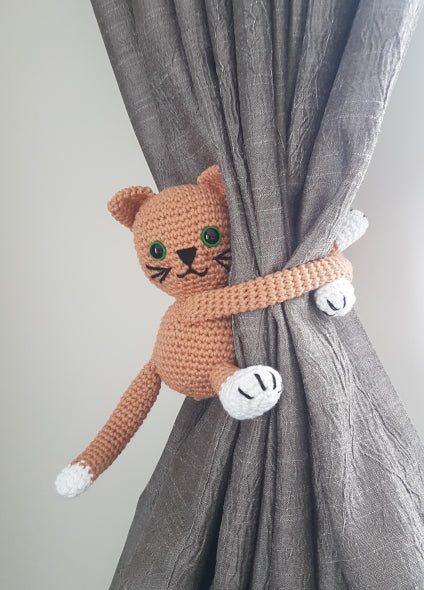 green eyed crocheted cat tie back facing right